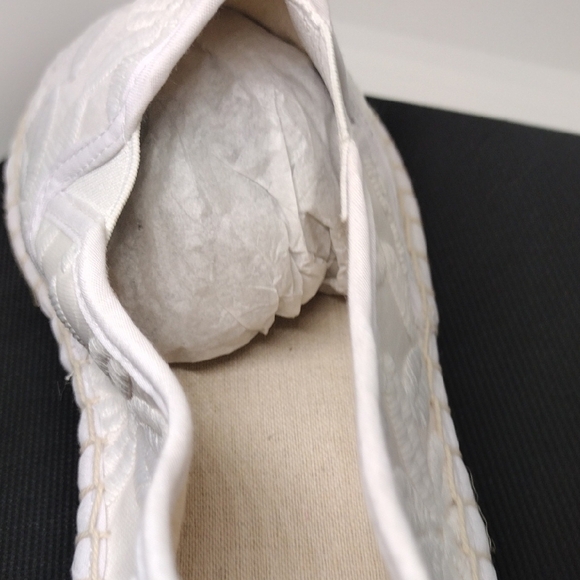 Chic White Espadrille Slip-On Shoes Effortless Summer Style, Size 7 - Picture 4 of 8